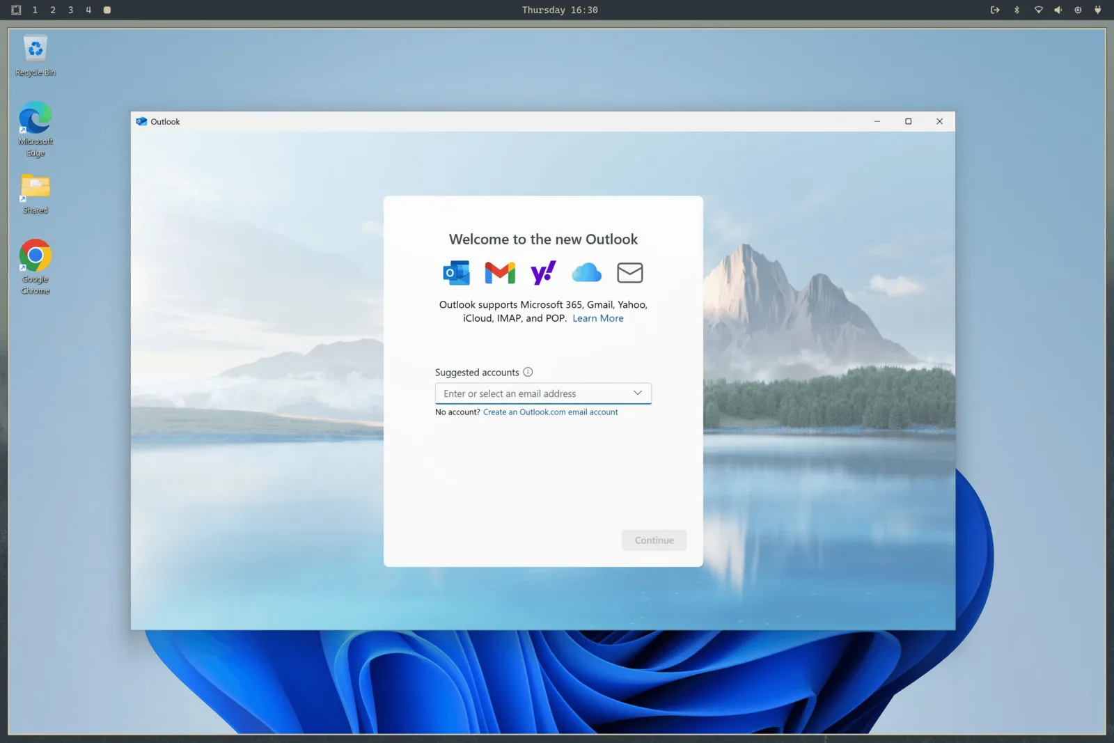 Windows 11 с запущенным Outlook внутри Omarchy, сверху видна панель рабочего стола Omarchy
